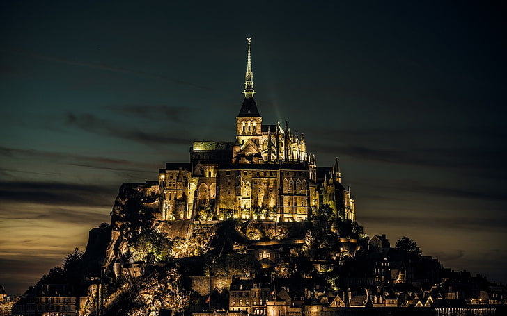 Mont Saint-Michel, monastero, abbazia, luci della città, città, notte, Sfondo HD