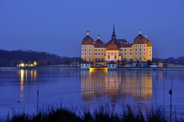 beżowo-brązowy budynek z betonu, niemcy, saksonia, moritzburg, zamek, wieczór, światła, światło, woda, odbicie, Tapety HD