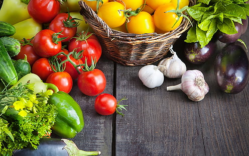 berbagai macam buah-buahan dan sayuran, makanan, sayur-sayuran, tomat, terong, keranjang, permukaan kayu, berwarna-warni, Wallpaper HD HD wallpaper