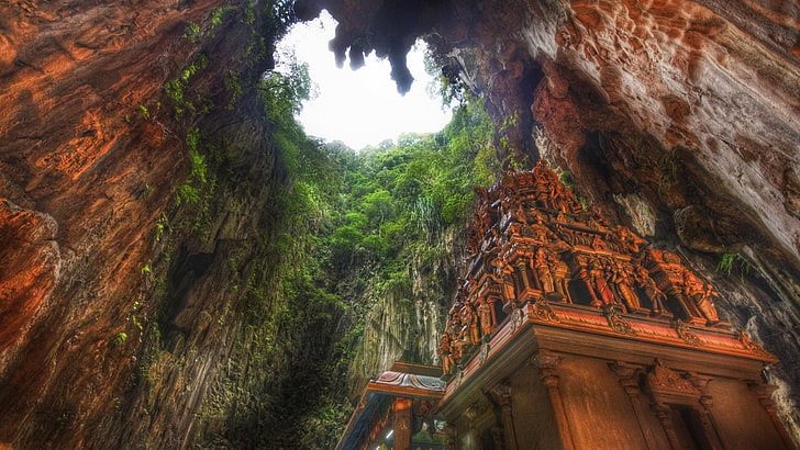 betonowy budynek pod zieloną i brązową jaskinią skalną, przyroda, krajobraz, architektura, drzewa, skała, Malezja, jaskinia, HDR, wieża, ruiny, rzeźba, Tapety HD