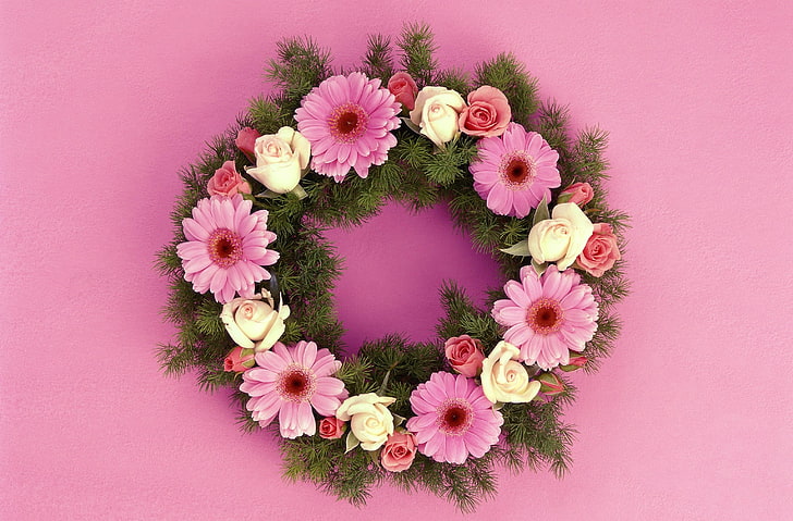 ghirlanda floreale verde e rosa, rose, gerbera, aghi, ghirlanda, Sfondo HD