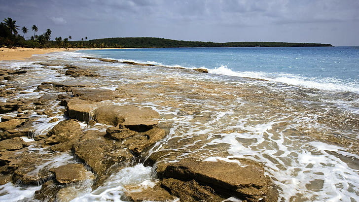 Каменистый пляж, природа, прибой, скалы, деревья, земля, вода, пляж, утес, океан, песок, синий, коричневый, облака, природа и, HD обои