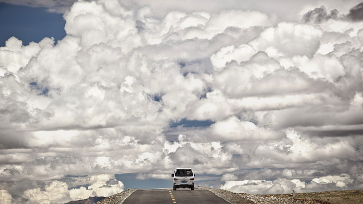 бело-серый цветочный матрас, средство передвижения, автомобиль, облака, дорога, горизонт, вид сзади, скала, аниме, планета, HD обои