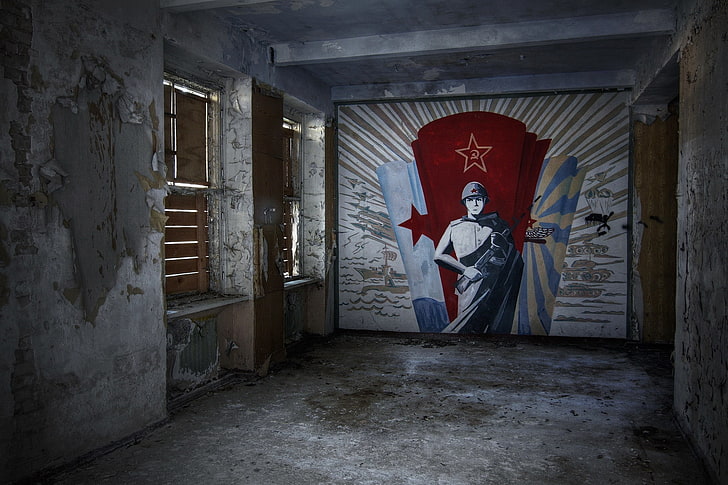 grafite vermelho, cinza e marrom, arquitetura, interior, abandonado, parede, janela, comunismo, URSS, soldado, bandeira, grafite, HD papel de parede