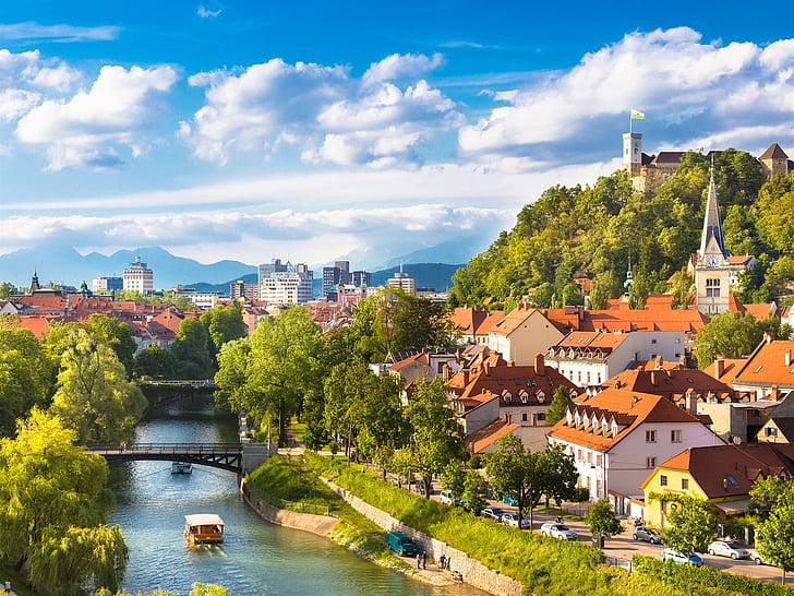 Hermosa ciudad de Ljubljana en Eslovenia, casas, río, árboles, montañas, nubes, Hermosa, Ljubljana, ciudad, Eslovenia, Casas, río, árboles, montañas, nubes, Fondo de pantalla HD