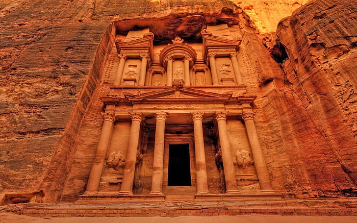 موقع البتراء الأثري في صحراء الأردن حوالي 300 قبل الميلاد عاصمة مملكة النبط مزار فخم بواجهة على الطراز اليوناني معروف باسم الخزانة، خلفية HD