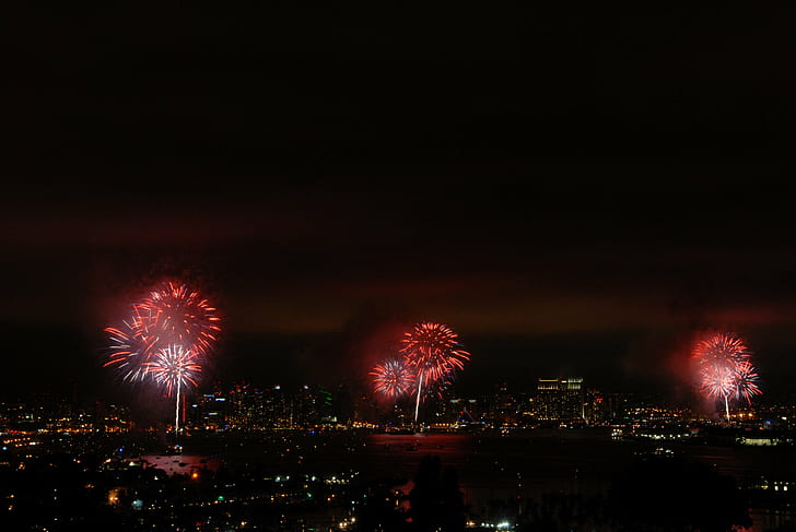 photo aérienne de feux d'artifice rouges dans la ville, Big Bay Boom, feux d'artifice, photo aérienne, rouge, ville, port de San Diego, nuit, célébration, explosion, feu d'artifice, multicolore, vacances, fête - événement social, Fond d'écran HD