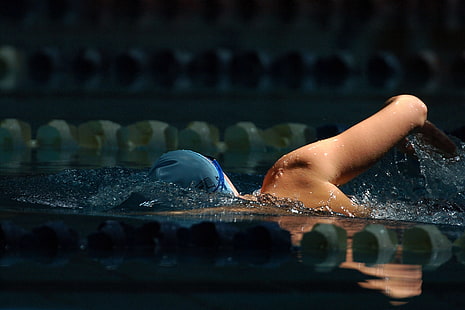 ผู้ชายหมวกเปียกสีน้ำเงินนักว่ายน้ำสระว่ายน้ำกลางคืน, วอลล์เปเปอร์ HD HD wallpaper