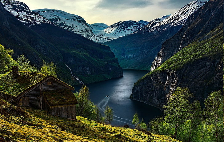 лодка, домик, фьорд, гейрангер, трава, пейзаж, утро, гора, природа, Норвегия, снежная вершина, деревья, водопад, HD обои