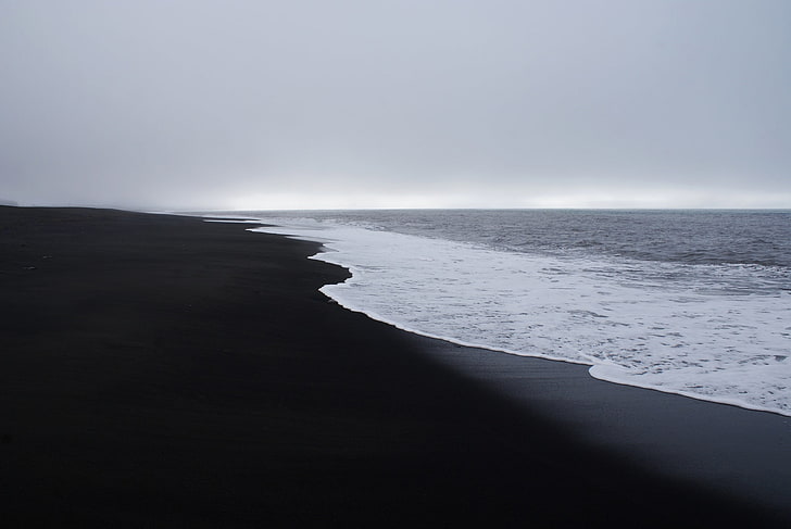 черно-белый деревянный стол, пляж, фотография, море, монохромный, пасмурно, горизонт, черный песок, волны, черный, серый, простой, HD обои