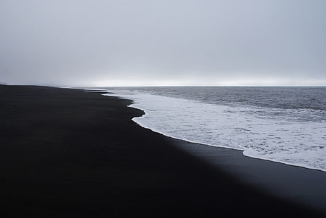 черно-белый деревянный стол, пляж, фотография, море, монохромный, пасмурно, горизонт, черный песок, волны, черный, серый, простой, HD обои HD wallpaper