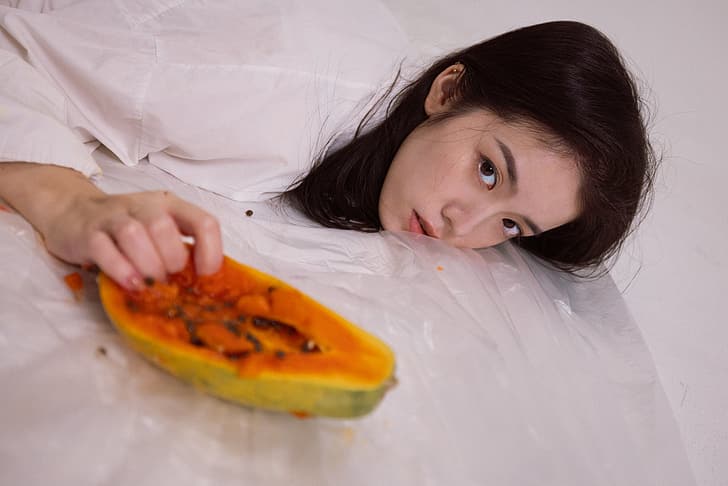 Qin Xiaoqiang, femme, asiatique, cheveux foncés, eye-liner, portrait, fruit, blanc, Fond d'écran HD