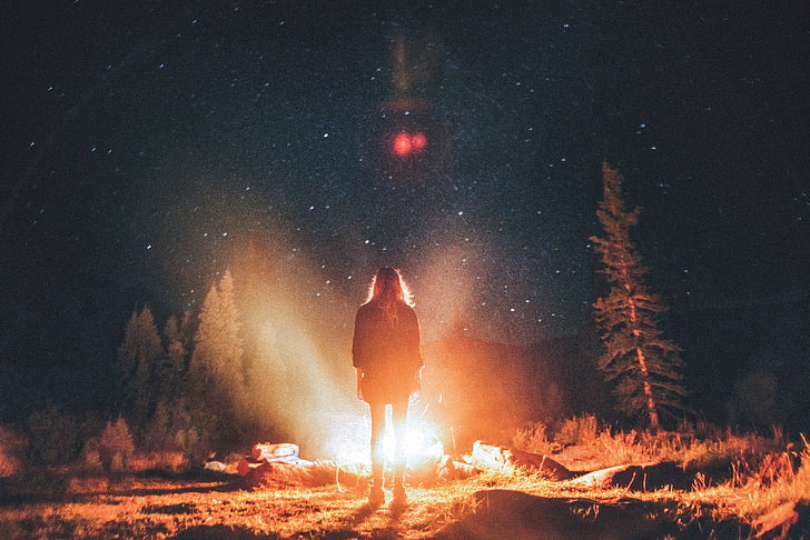 osoba stojąca przy ognisku otoczona sosnami, kobiety, ognisko, noc, gwiazdy, las, drzewa, plecy, kobiety na zewnątrz, ogień, nocne niebo, introwertyk, Tapety HD