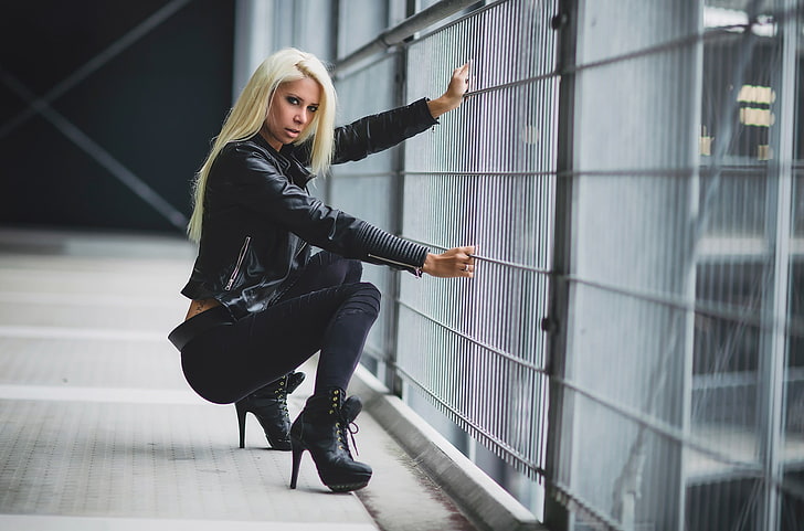 жена, облечена в черно яке, панталони и обувки на платформа и стилети, седнала близо до сива метална преграда, Анджела Кучър, жени, модел, блондинка, черни дрехи, кожени якета, HD тапет