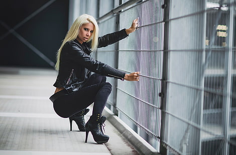 жена, облечена в черно яке, панталони и обувки на платформа и стилети, седнала близо до сива метална преграда, Анджела Кучър, жени, модел, блондинка, черни дрехи, кожени якета, HD тапет HD wallpaper