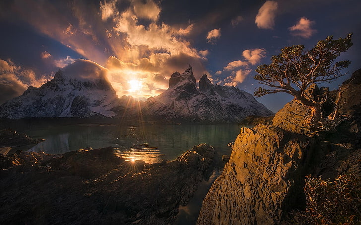 natura, paesaggio, montagne, tramonto, Cile, Torres del Paine, lago, nuvole, picco nevoso, alberi, acqua, raggi del sole, Sfondo HD