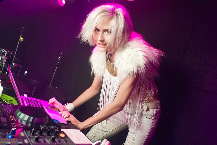 Julia Vlasova, kvinnor, blondin, DJ, vita kläder, HD tapet