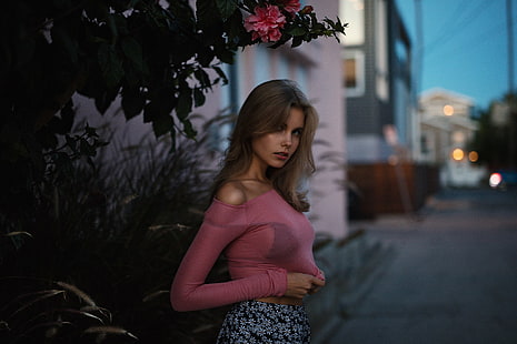 kobiety, Jesse Herzog, brunetka, różowe bluzki, odkryte ramiona, patrząc na widza, prześwitująca odzież, kobiety na zewnątrz, Sanna Rytila, Tapety HD HD wallpaper