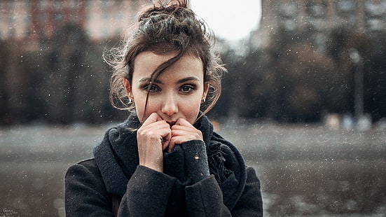 svart jacka, kvinna täcker munnen med händerna, Georgy Chernyadyev, kvinnor, kvinnor utomhus, brunett, ansikte, regn, halsduk, hår i ansiktet, svart halsduk, HD tapet HD wallpaper