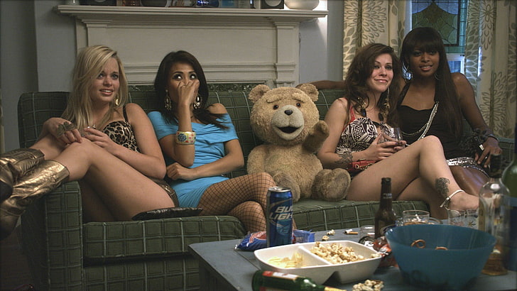 Тед фильм клип, мишки Тедди, Тед (кино), блондинка, брюнетка, ножки, пиво, кино, кушетка, HD обои