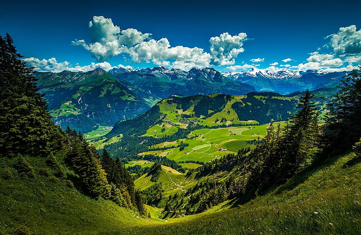 Bergslandskap, gröna kullar, natur, berg, blå, vacker, landskap, grön, gräs, träd, moln, kullar, dalar, HD tapet