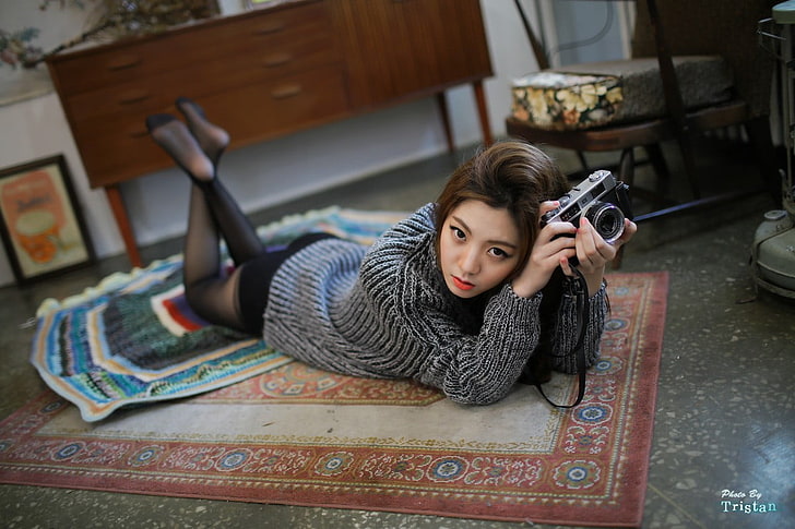 câmera SLR prata, Chae Eun, coreano, asiático, mulheres, morena, olhando para o espectador, no chão, meia-calça, pés no ar, HD papel de parede