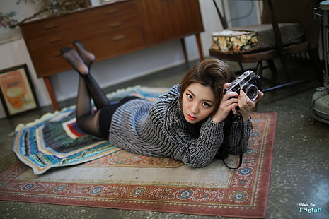 silver SLR-kamera, Chae Eun, koreansk, asiatisk, kvinnor, brunett, tittar på betraktaren, på golvet, strumpbyxor, fötter i luften, HD tapet HD wallpaper