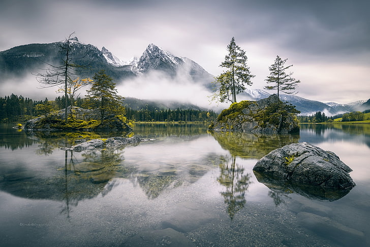 photographie de paysage de lac près de montagne brumeuse, montagnes, réflexion, nature, arbres, paysage, eau, filigrane, Fond d'écran HD