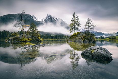 fotografia di paesaggio del lago vicino montagna nebbiosa, montagne, riflessione, natura, alberi, paesaggio, acqua, filigrana, Sfondo HD HD wallpaper