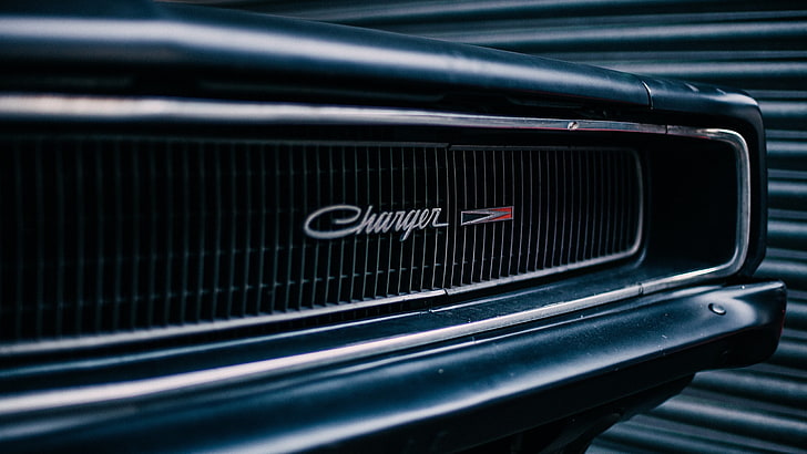 черен Dodge Charger, черен решетка на Dodge Charger близо до метална врата, зарядно устройство, Dodge, кола, превозно средство, Dodge Charger, автомобил отпред, американски автомобили, фотография, линии, HD тапет