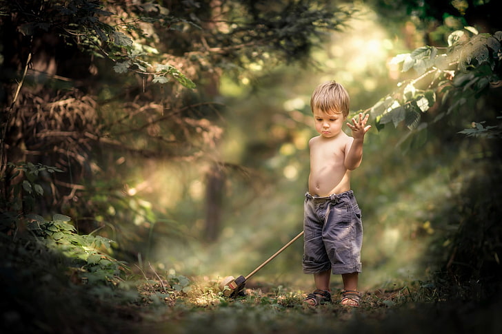 pojkens svarta shorts, barn, liten pojke, natur, skog, solstrålar, HD tapet