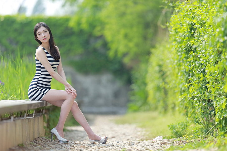 mujer, modelo, asiática, sentada, vestido, tacones altos, Fondo de pantalla HD