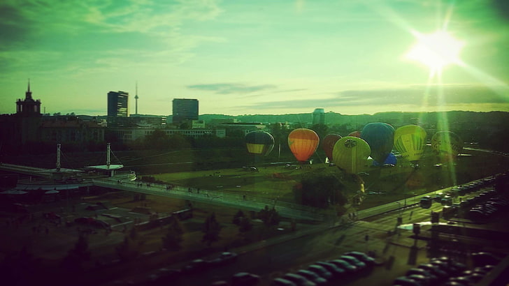 невероятно, красиво, сгради, град, вечер, вечерно слънце, балон с горещ въздух, балони с горещ въздух, Литва, небе, изглед, Вилнюс, изглед на прозорец, HD тапет
