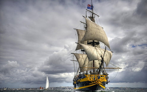 Vackert skepp med vita segelhimmel med mörka moln Bakgrund HD för mobiltelefon 2560 × 1600, HD tapet HD wallpaper