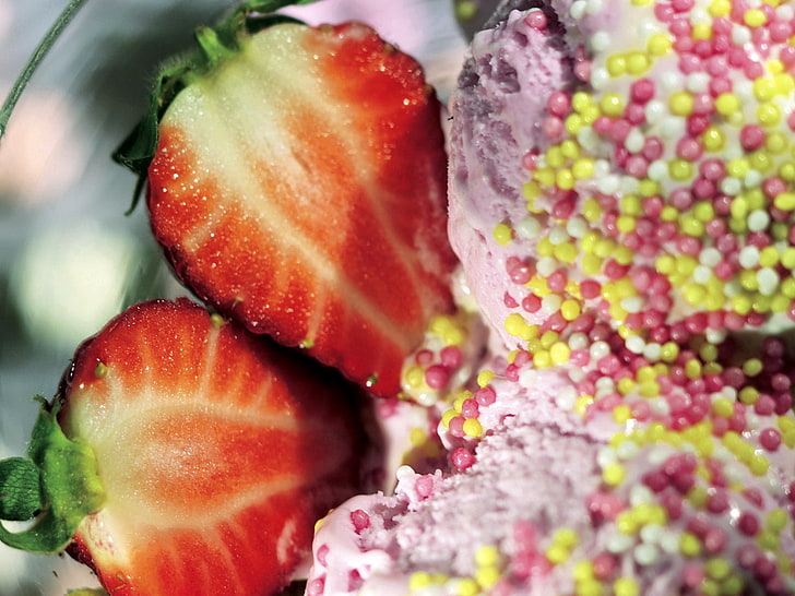 червени ягоди и ягодов сладолед с пръски, ягоди, сладки, поръсване, HD тапет