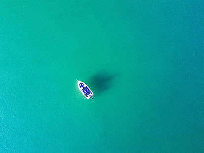 бело-голубая лодка, море, синий, вода, лодка, природа, бирюза, вид с воздуха, простой, HD обои HD wallpaper
