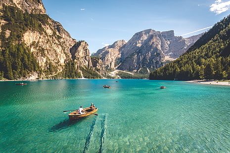茶色の木製ボート、昼間の水域の空中写真、自然、水、山、木、ボート、風景、晴天、ターコイズ、日光、湖、ビーチ、 HDデスクトップの壁紙 HD wallpaper