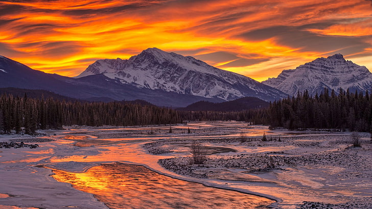 Solnedgång i vinterbergen med tallar frusen flod snö röd himmel Desktop HD Wallpaper 3840 × 2160, HD tapet