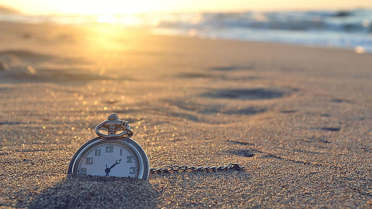 montre de poche en argent, horloges, plage, sable, lumière du soleil, Fond d'écran HD