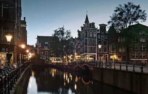 graues konkretes Gebäude, Straße, Amsterdam, Holland, Kanal, Abend, Brücke, HD-Hintergrundbild HD wallpaper