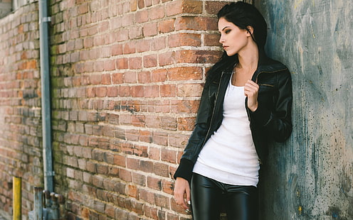 женская черная кожаная куртка на молнии, женщины, темные волосы, кожаные куртки, белые топы, кожаные штаны, дымчатые глаза, вид сбоку, куртка, глядя в сторону, HD обои HD wallpaper