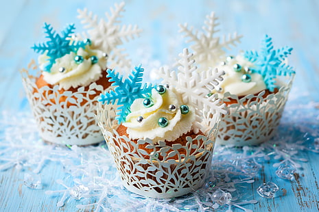 Drei weihnachtliche Cupcakes, Winter, Schneeflocken, Essen, Kuchen, Sahne, Dessert, süß, Cupcake, Cupcakes, Muffins, HD-Hintergrundbild HD wallpaper