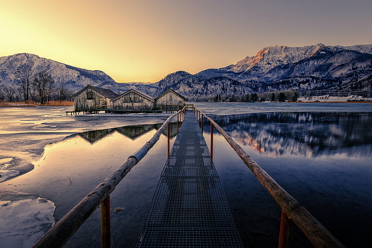 braune Holzbrücke und Berg, Natur, Berge, Wasser, Hütte, Landschaft, Winter, Eis, See, HD-Hintergrundbild