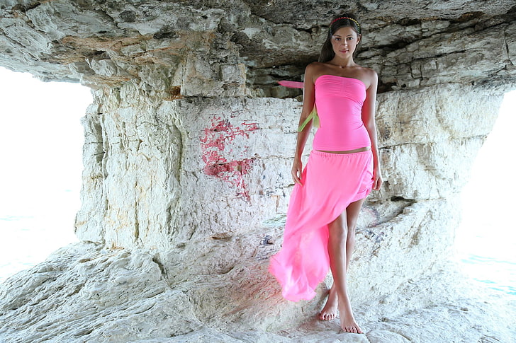 women's pink tube-neck dress, model, women outdoors, brunette, Maria Ryabushkina, women, outdoors, HD wallpaper