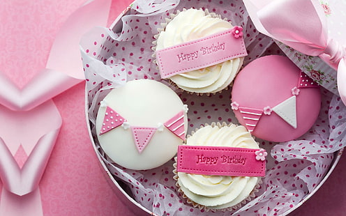 Feliz cumpleaños JACQELINEla !!!, cuatro pastelitos rosados ​​y blancos, cinta, crema, cupcake, pastel, comida, feliz cumpleaños, rosa, flores, vacaciones, Fondo de pantalla HD HD wallpaper