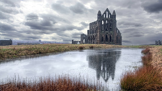 grå betongslott, kyrka, ruin, Storbritannien, reflektion, mulet, moln, katedral, Whitby Abbey, slott, HD tapet HD wallpaper