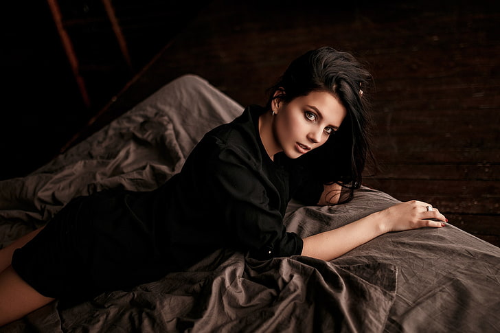 женщины, в постели, портрет, черная одежда, лежащие спереди, красные ногти, HD обои