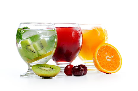 три разных вкусовых коктейля, сок, три стакана, киви, вишня, апельсин, белый фон, HD обои HD wallpaper