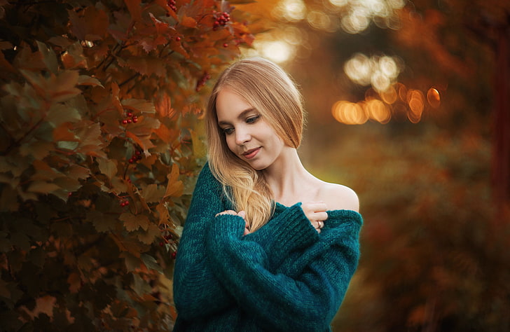 women, model, 500px, depth of field, blonde, sweater, fall, leaves, blue sweater, HD wallpaper