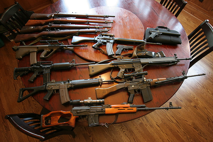 여러 색상 소총 로트, 무기, 테이블, 총, 저격 소총, 기계, 소총, HD 배경 화면